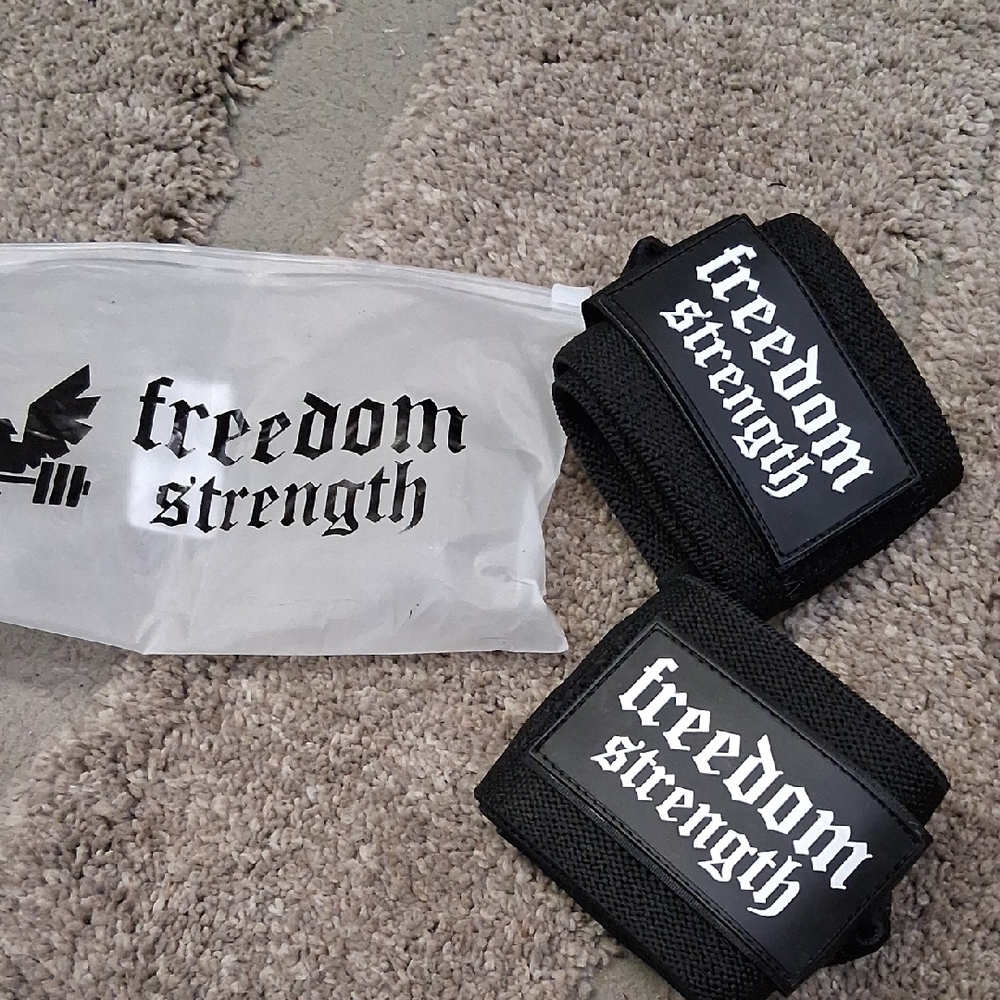 NWT Black Freedom Strength Black Wrist Wraps